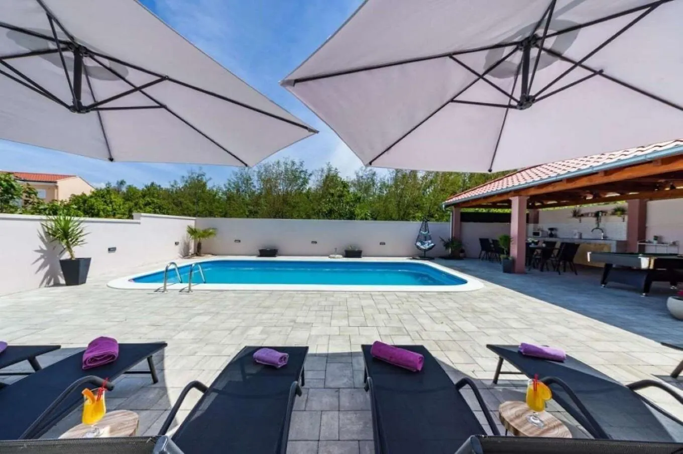 House Luxury Villa With Pool location